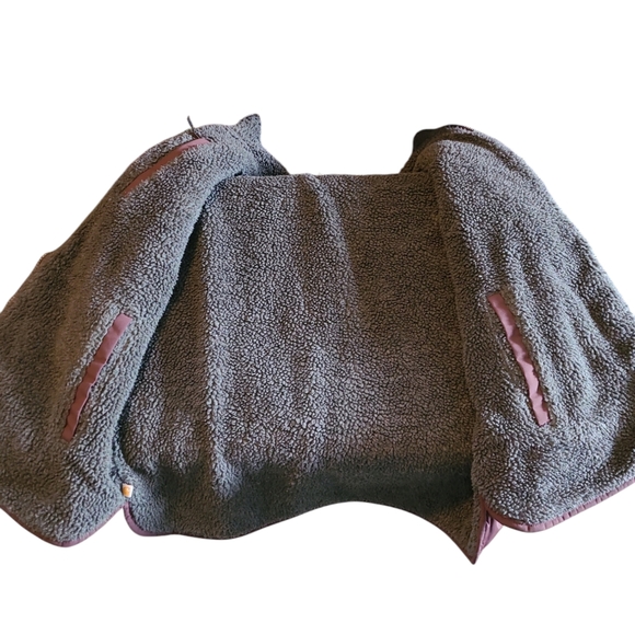 Women's Carhartt Reversible Rain & Wind Resistant Quilted Fleece Vest Wine Med - Picture 7 of 15